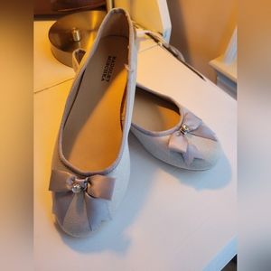 BADGLEY MISCHKA Cute Amber May Dress Shoes. Color Silver with Bow. Girl Size 2